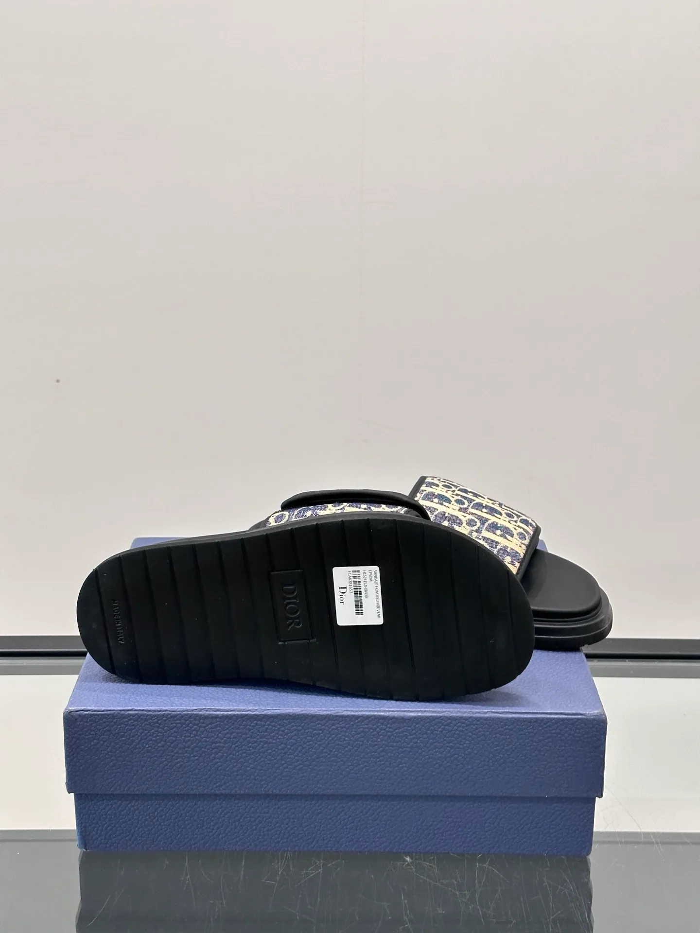Factory price: 280💰𝐂𝐡𝐫𝐢𝐬𝐭𝐢𝐚𝐧 𝐃𝐢𝐨𝐫 Dior's latest popular sandals, classic upgraded Velcro sandals, original replicas, super durable and versatile, very comfortable on the feet, slimming and white, original cowhide leather upper, sheepskin lining Original d hardware buckle Original molded T men's shoes 💰U outsole Size: 38-44 (.45.46 customized)